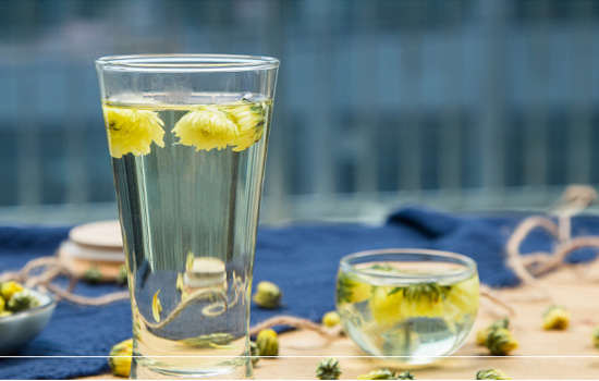 胎菊泡水的正常颜色